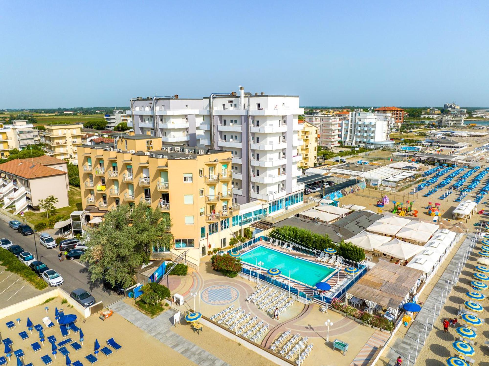 Bikini Tropicana Family Hotel Lido Di Savio Exterior photo